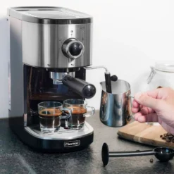 Bestron Espressomaschine Für 2 Tassen, Kolbenmaschine Mit Schwenkbarer Dampfdüse, Inkl. Integriertem Tassenwärmer, Herausnehmbarem Wassertank & 15 Bar Pumpendruck, 1.450 Watt, Farbe: Silber 14 Bestron Espressomaschine Für 2 Tassen, Kolbenmaschine Mit Schwenkbarer Dampfdüse, Inkl. Integriertem Tassenwärmer, Herausnehmbarem Wassertank & 15 Bar Pumpendruck, 1.450 Watt, Farbe: Silber -De’Longhi Verkaufsgeschäft 62642d8240aba20cf4592b3c6f9cf458